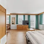 Beautiful In With Balcony Mittersill